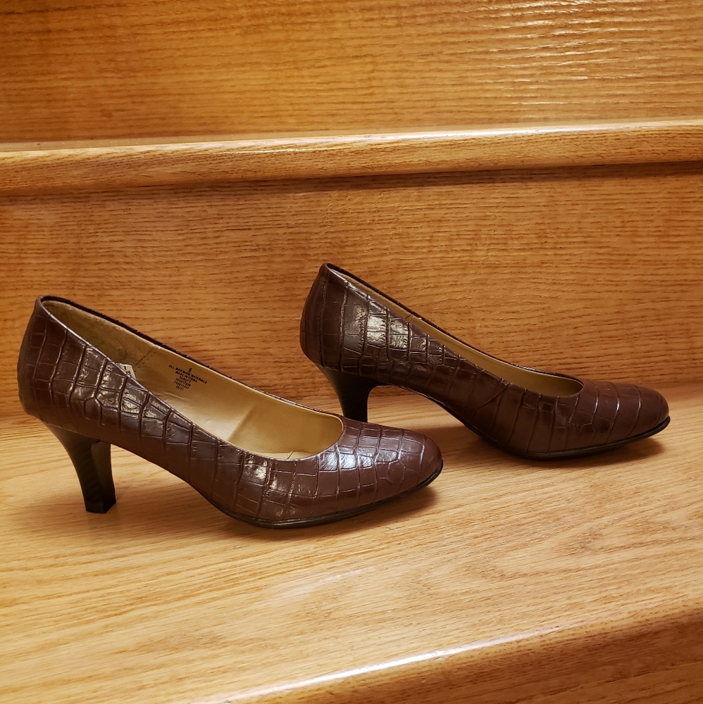 NWOT Embossed-Style Heel Pumps
